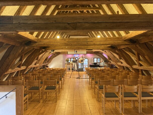 Gottesdienstraum mit Musiker auf Bühne